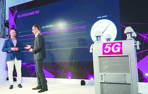 今年10月，德国电信在柏林展示欧洲首款5G移动天线技术。