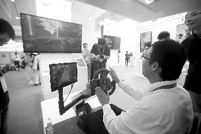 参展企业以VR形式展示无人驾驶技术。