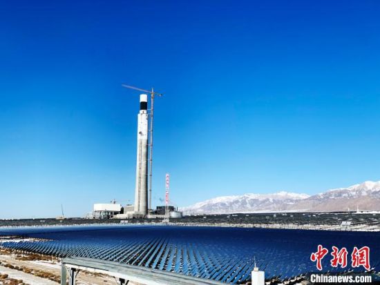 经过几年努力，青海省海西州建成全国首座规模化商业光热发电示范项目，光伏、风电规模飞速增长。　孙睿 摄